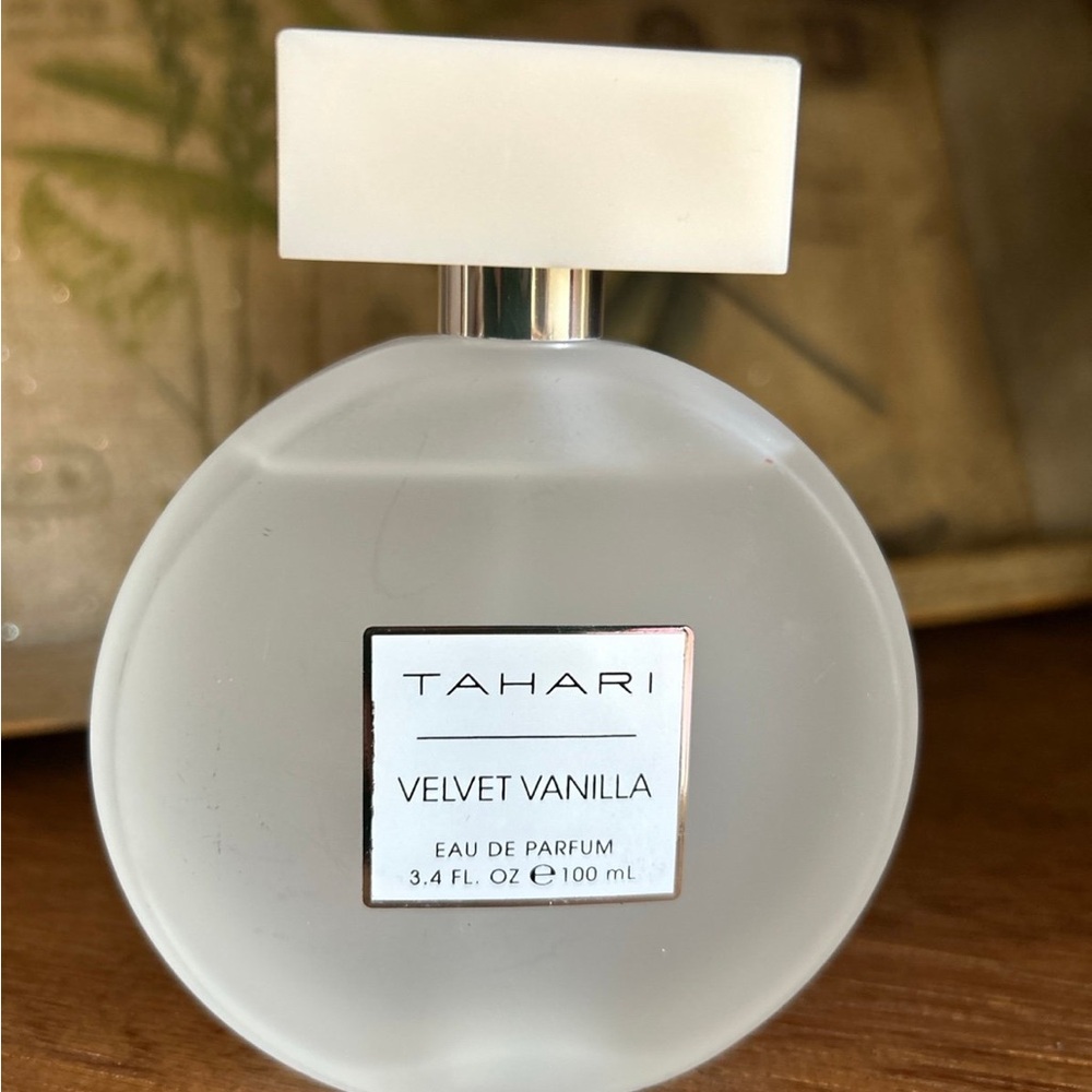 Tahari Velvet Vanilla EDP 90% Full